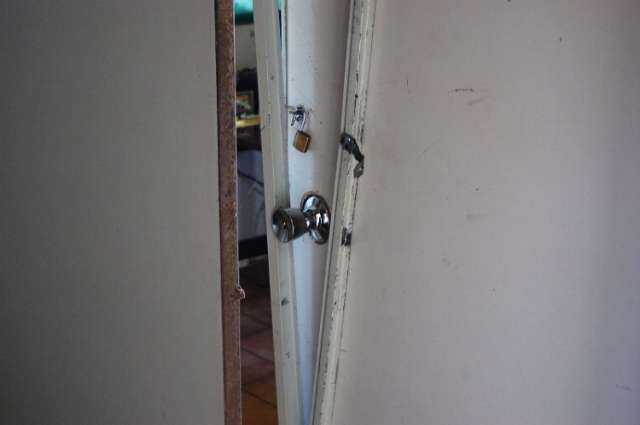 Seis homens invadem frigor&iacute;fico, fazem ref&eacute;ns e roubam cofres