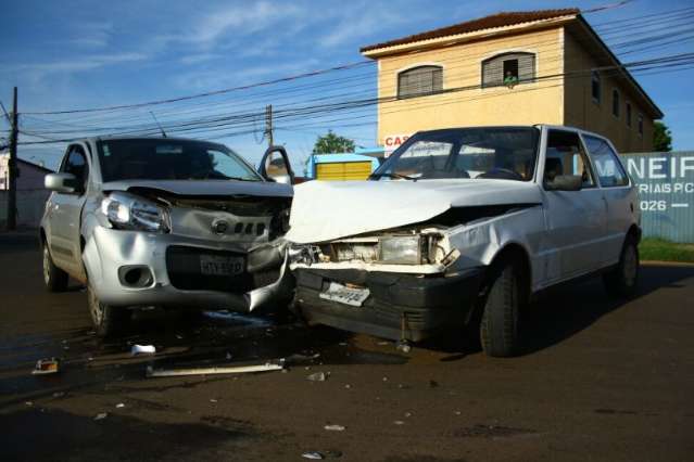Acidente entre dois carros deixa motorista ferida na Capital