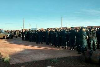 Policiais militares mobilizados no residencial Dioclécio Artuzi para retirar famílias que invadiram casas no dia 11 de abril (Foto: Divulgação)