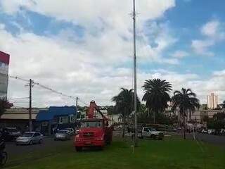 Trabalhadores finalizam ilumina&ccedil;&atilde;o de Natal, que ser&aacute; ligada esta noite