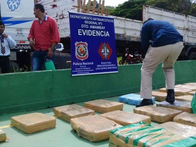 Pol&iacute;cia paraguaia apreende caminh&atilde;o lotado de maconha na fronteira com MS