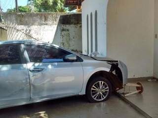 Carro desgovernado invade residência e mata cadeirante esmagada Carro desgovernado invade residência e mata cadeirante esmagada