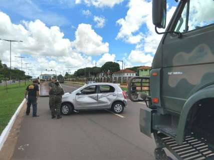 Acidente envolvendo caminhão do Exército tumultua a Duque de Caxias