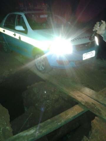 Policiais constroem ponte &agrave;s pressas para conseguir atender ocorr&ecirc;ncia