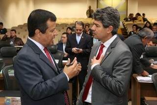 Amarildo Cruz e Rinaldo Modesto fecham acordo sobre projeto na Assembleia (Foto: Assessoria/ALMS)