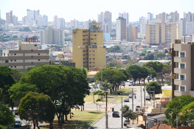 Domingo de c&eacute;u nublado e chuva a qualquer hora do dia na Capital