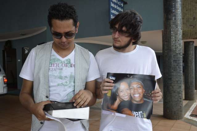 Amigos cantam em enterro de universit&aacute;rio assassinado