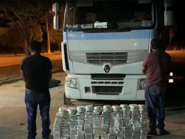 Dois s&atilde;o presos com quase 150 kg de coca&iacute;na em cabine de caminh&atilde;o