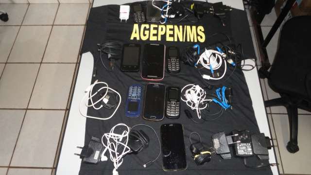 Agentes apreendem nove celulares e 15 carregadores no Pres&iacute;dio Feminino