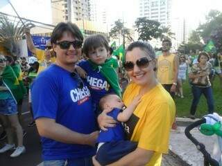 Empresário Ricardo Castilho com a esposa e os filhos na manifestação (Foto: Fernanda Yafusso)