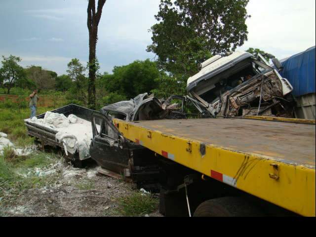  Acidente entre carreta e caminhonete mata pecuarista em Bataguassu