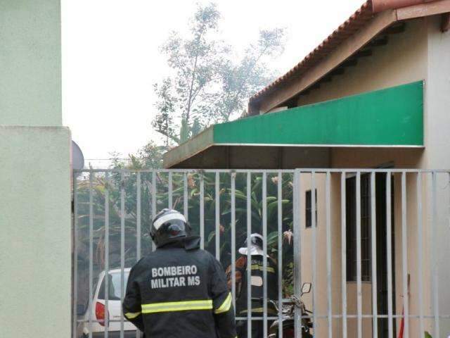 Fogo em lixo no quintal de resid&ecirc;ncia levanta fuma&ccedil;a e assusta vizinhos