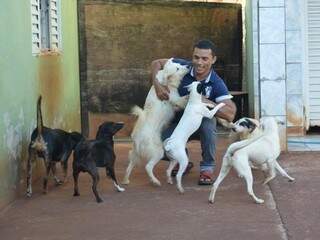 Hoje, Marivaldo vive com a saudade e os seis filhos do cão que partiu. (Foto: Thailla Torres) 
