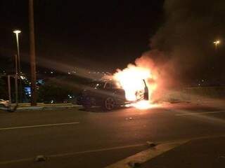 Leitores registraram o carro em chamas. (Foto: Direto das Ruas)