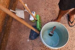 O kit limpeza com balde, enxada, pincel, vassoura e pá (Foto: Henrique Kawaminami)