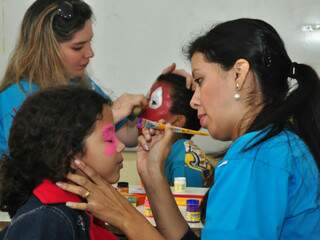 Crianças pintaram o rosto e participaram de brincadeiras, além de orientações de saúde.