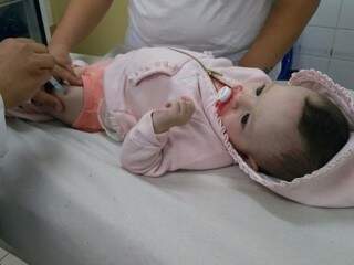 Bebê recebe dose da vacina (Foto: Divulgação/ PMCG)
