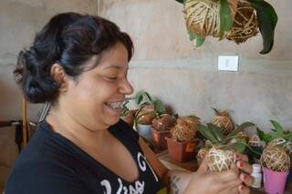 Hoje, Marinalva cuida e doa diversas plantas a quem também gosta. (Foto: Thailla Torres)