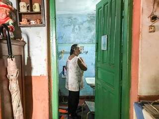 Da cozinha, a vista para o azulejo do banheiro ainda intacto. (Foto: Thailla Torres)