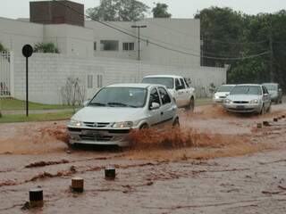Ruas ficaram alagadas durante a chuva (Foto: João Garrigó)