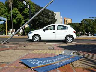 Por volta das 3h da manhã, Juarez que dirigia um Corsa, acertou o poste de sinalização na rua Euclides da Cunha. (Foto: Minamar Júnior)