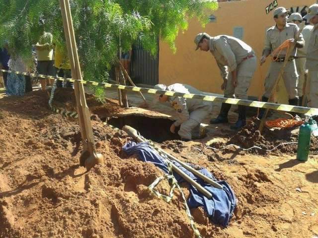 Trabalhador de 53 anos soterrado enquanto perfurava fossa