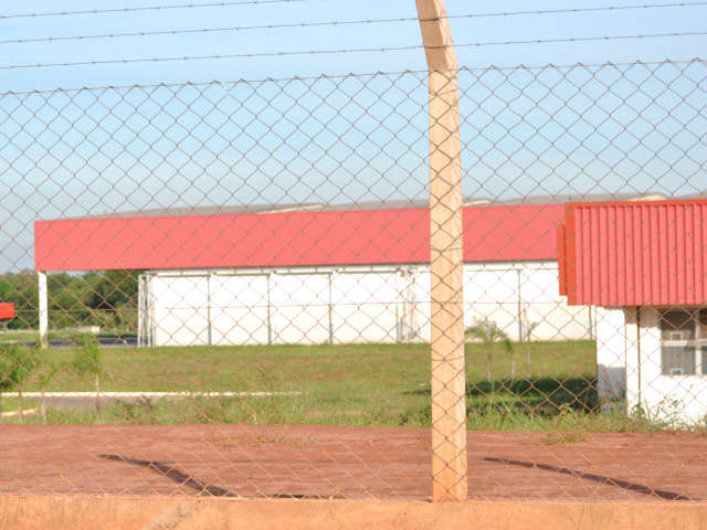  Funcion&aacute;rios se re&uacute;nem com diretoria de frigor&iacute;fico onde 4 morreram