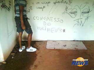 Os adolescentes também aparecem pichando nas paredes de uma casa o nome do grupo: Congresso do Bulimento.