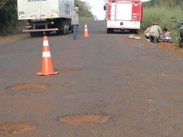 Pai e filha ficam feridos em acidente causado por buracos na MS-156