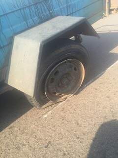 O carro de Dyulian ficou danificado após passar em cima de um bueiro que estava com a tampa solta.(Foto:Direto das Ruas).