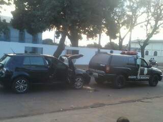 Segundo populares, guarda municipal deu ré e atingiu o veículo. (Foto: Direto das Ruas)