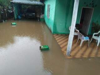 Casa foi invadida pela água nesta tarde em Aquidauana (Foto: Corpo de Bombeiro)