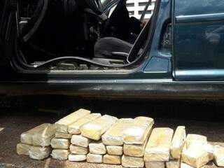 C&atilde;es farejadores da PM localizam maconha em carro no p&aacute;tio de delegacia