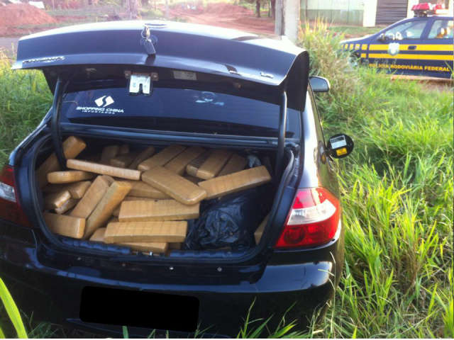  Ve&iacute;culo carregado com 245 quilos de maconha &eacute; apreendido na BR-267
