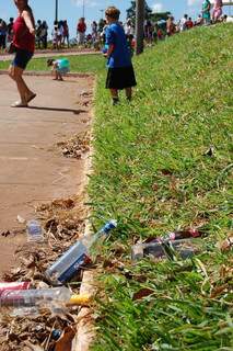 Crianças e garrafas de bebidas alcoólicas no mesmo espaço de lazer (Foto: Simão Nogueira)