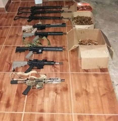 Fuzis, pistolas e 3.850 muni&ccedil;&otilde;es s&atilde;o encontradas em caminhonete