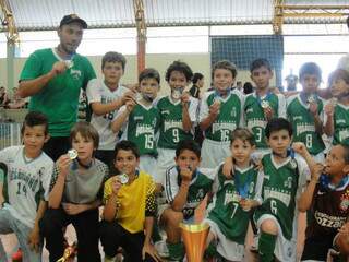 Crianças da Escolinha Pelezinho/Ótica Supervisão recebem troféu de campeão (Foto: Divulgação)