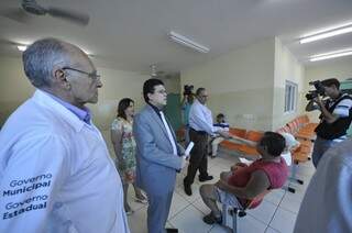 Olarte visitou as dependências da unidade (Foto: Marcelo Calazans)