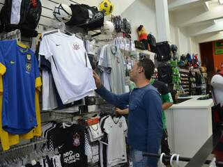 Torcedor procura camisa do Corinthians para assistir decisão uniformizado (Foto: Simão Nogueira)