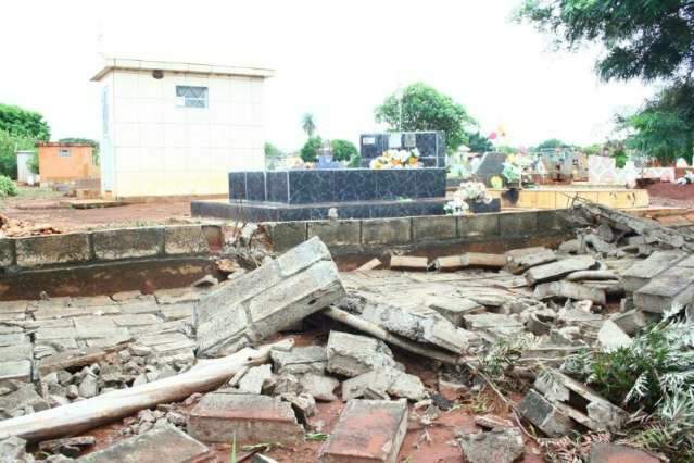 Muro de conten&ccedil;&atilde;o de c&oacute;rrego desmorona e pista &eacute; interditada