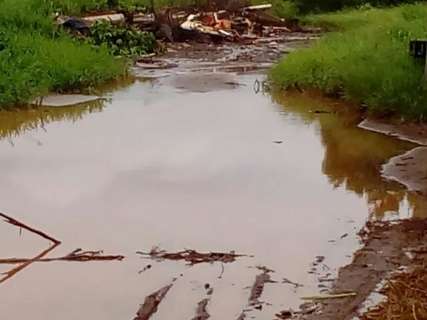 Acúmulo de lixo e de água bloqueia passagem de veículos no Guanandi