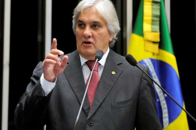 Delc&iacute;dio cita &ldquo;bom trabalho&rdquo; na CAE e desconversa sobre lideran&ccedil;a no senado