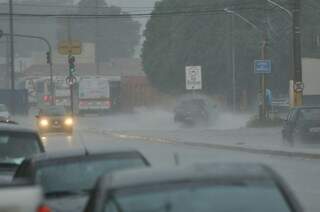A forte chuva reduziu a visibilidade dos motoristas. (Foto: Alcides Neto)