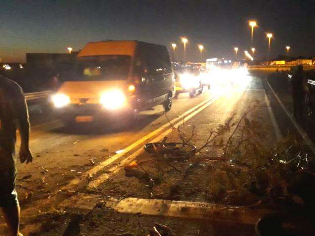 Manifestantes desistem de acampar em rodovia e encerram bloqueio