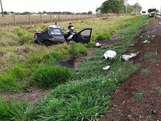 Veículo Renault Logan, conduzido por homem, de 47 anos, parou às margens de rodovia (Foto: Adilson Domingos)