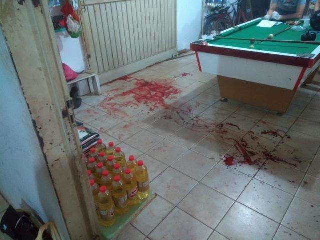 Pistoleiro foge depois de matar homem com cinco tiros em bar 