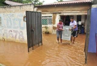 Chuva forte casuou alagamentos ontem em Corumbá. (Foto: Anderson Gallo)