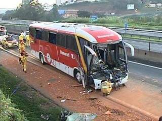 A frente do ônibus ficou destruída. (Foto: Reprodução TV TEM)
