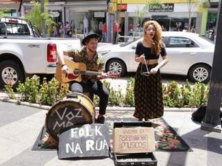 Sem palco ou caixa de som gigante, uma dupla Vozmecê apresentava canções no estilo folk. (Foto: Kísie Ainoã)
