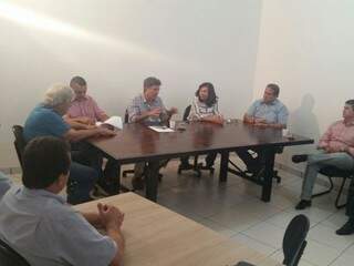 Atual prefeito e prefeita eleita de Dourados reunidos com assessores (Foto: Fabiane Dorta/TV RIT)